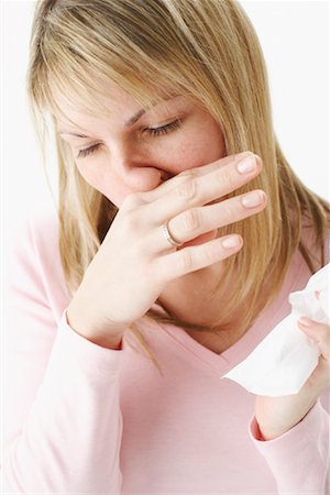 Femme tenant des tissus et essuyer le nez avec la main Photographie de stock - Premium Libres de Droits, Code: 600-00846340