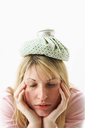 Woman with Ice Pack on Head Fotografie stock - Premium Royalty-Free, Codice: 600-00846342