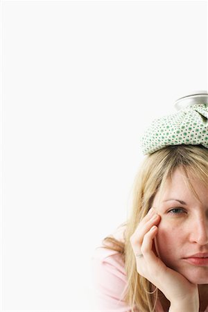 Woman with Ice Pack on Head Fotografie stock - Premium Royalty-Free, Codice: 600-00846343