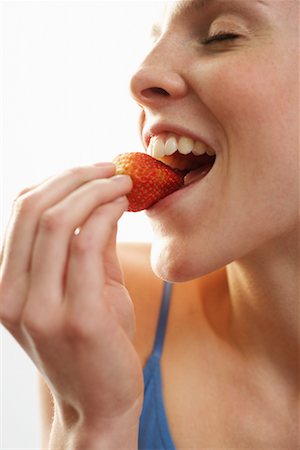 simsearch:600-00865934,k - Woman Eating Strawberry Foto de stock - Sin royalties Premium, Código: 600-00846407