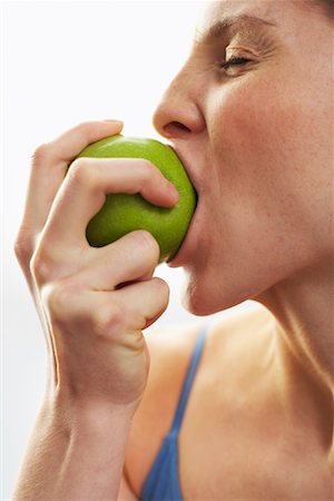 simsearch:600-01183048,k - Femme Eating Apple Photographie de stock - Premium Libres de Droits, Code: 600-00846409
