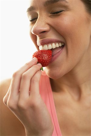 simsearch:600-01183048,k - Femme mangeant fraise Photographie de stock - Premium Libres de Droits, Code: 600-00846415