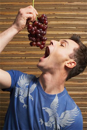 simsearch:600-00865934,k - Man Eating Grapes Foto de stock - Sin royalties Premium, Código: 600-00847817