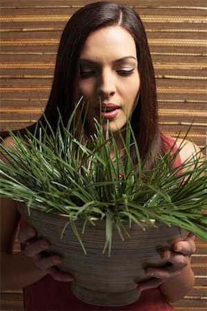 renifler (personne) - Portrait de femme tenant des plantes Photographie de stock - Premium Libres de Droits, Code: 600-00847819