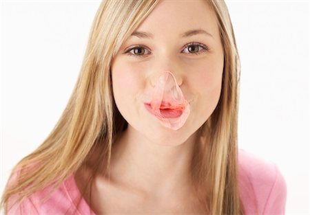 simsearch:600-01764926,k - Girl Chewing Bubblegum Foto de stock - Royalty Free Premium, Número: 600-00847969