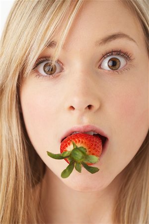 simsearch:600-01764926,k - Girl Eating Strawberry Foto de stock - Royalty Free Premium, Número: 600-00847970