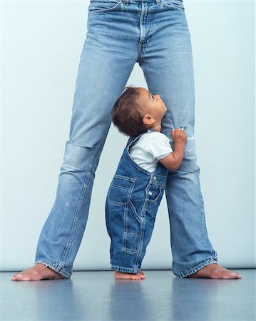 Baby Holding on to Mother's Legs Photographie de stock - Premium Libres de Droits, Code: 600-00864472