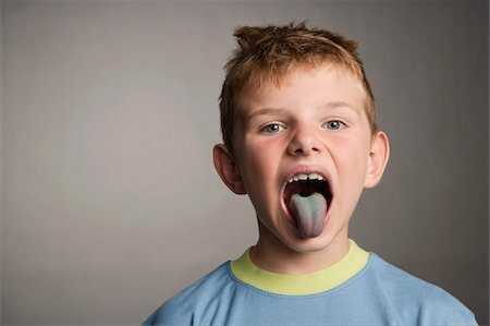 sacando la lengua - Boy with Blue Tongue Foto de stock - Sin royalties Premium, Código: 600-00864492