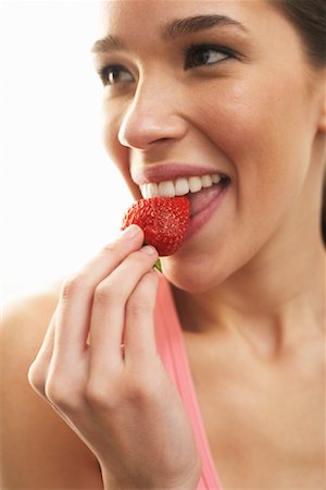 simsearch:600-00846410,k - Woman Eating Strawberry Foto de stock - Sin royalties Premium, Código: 600-00865968