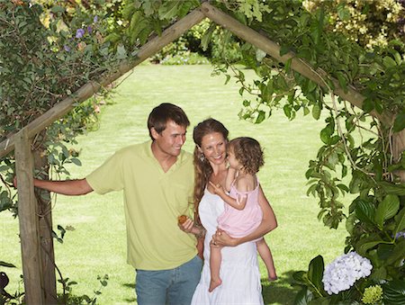 simsearch:700-00557572,k - Portrait of Family Under Arbor Fotografie stock - Premium Royalty-Free, Codice: 600-00866598