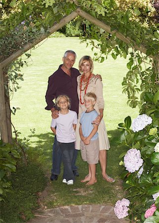 simsearch:600-00866636,k - Portrait of Family Standing Under Arbor Foto de stock - Royalty Free Premium, Número: 600-00866604