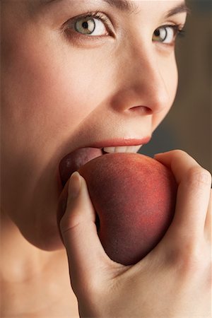 simsearch:600-00865934,k - Woman Eating a Peach Foto de stock - Sin royalties Premium, Código: 600-00866762