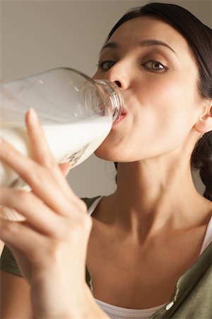 simsearch:600-00845951,k - Woman Drinking Milk Foto de stock - Sin royalties Premium, Código: 600-00866776