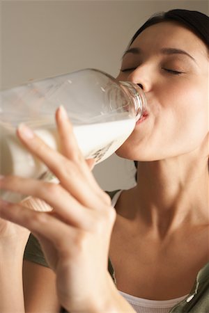 satisfied (thirst) - Woman Drinking Milk Foto de stock - Sin royalties Premium, Código: 600-00866777