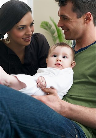 simsearch:600-00909565,k - Portrait de Parents avec bébé Photographie de stock - Premium Libres de Droits, Code: 600-00909572