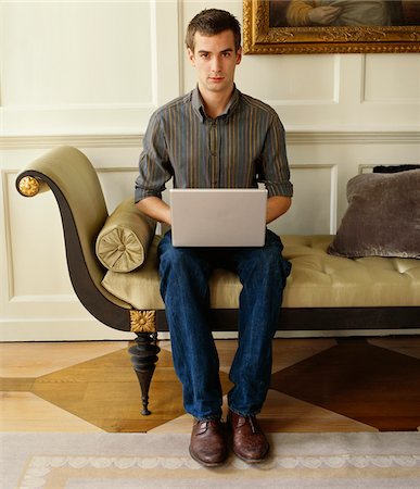 simsearch:600-02201513,k - Portrait of Man with Laptop Fotografie stock - Premium Royalty-Free, Codice: 600-00909831