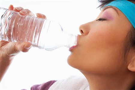 satisfied (thirst) - Portrait of Woman Drinking Bottled Water Foto de stock - Sin royalties Premium, Código: 600-00917062