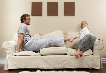 Couple Arguing on Sofa Foto de stock - Sin royalties Premium, Código: 600-00917130