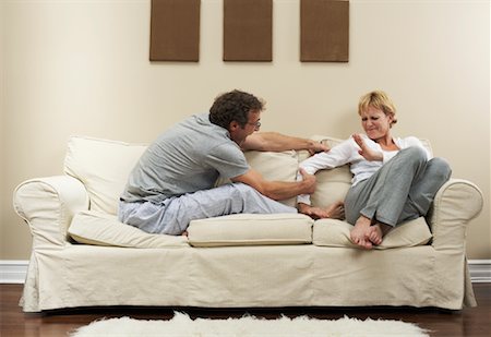 Couple Arguing on Sofa Foto de stock - Sin royalties Premium, Código: 600-00917131