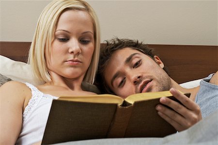 simsearch:600-00917199,k - Couple Reading in Bed Foto de stock - Sin royalties Premium, Código: 600-00917179