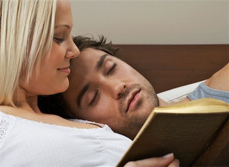 simsearch:600-00917199,k - Couple Reading in Bed Foto de stock - Sin royalties Premium, Código: 600-00917180