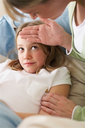 Mother Checking Daughter's Temperature Foto de stock - Sin royalties Premium, Código: 600-00917331