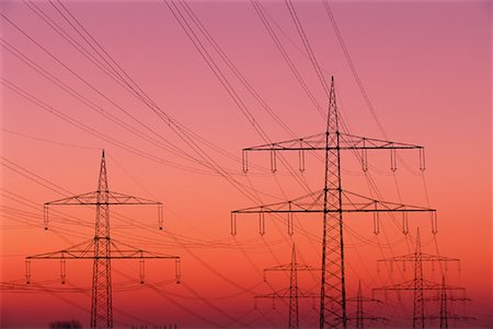 simsearch:600-05662593,k - Power Lines at Dusk Foto de stock - Royalty Free Premium, Número: 600-00911112