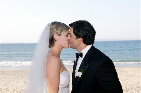 Bride and Groom on Beach, Noosa Beach, Australia Foto de stock - Sin royalties Premium, Código: 600-00911579