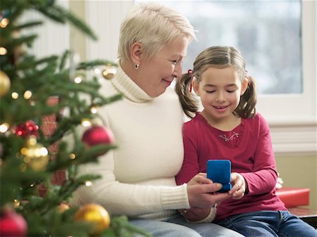 Girl and Grandmother Exchanging Christmas Gifts Foto de stock - Sin royalties Premium, Código: 600-00911863