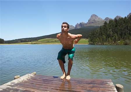 simsearch:700-00867014,k - Man Jumping into Water from Dock Foto de stock - Royalty Free Premium, Número: 600-00911939