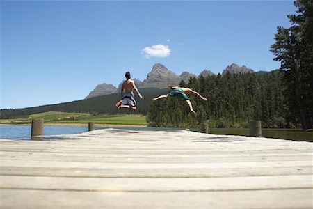 simsearch:700-00867014,k - Men Jumping into Water from Dock Foto de stock - Royalty Free Premium, Número: 600-00911948