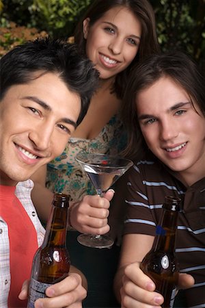 simsearch:859-06711150,k - Group Of Young People With Drinks Foto de stock - Sin royalties Premium, Código: 600-00912231