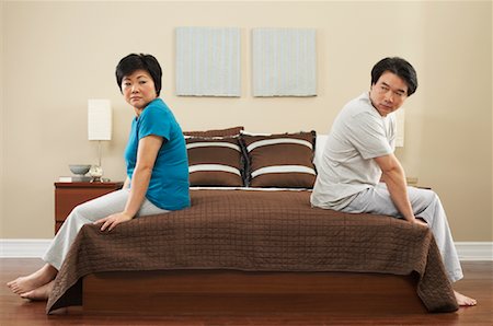 simsearch:400-03925541,k - Upset Couple in Bedroom Foto de stock - Sin royalties Premium, Código: 600-00934088