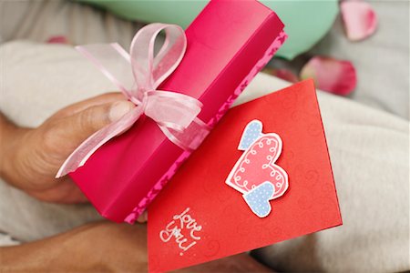 simsearch:600-03567819,k - Man Holding Gift Stock Photo - Premium Royalty-Free, Code: 600-00934125