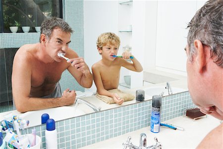 simsearch:600-00934207,k - Father and Son Brushing Teeth Foto de stock - Royalty Free Premium, Número: 600-00934214