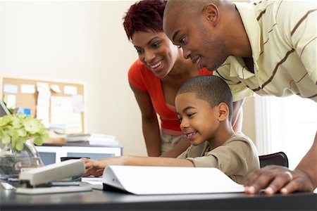 simsearch:600-01014886,k - Parents Helping Son with Homework Foto de stock - Royalty Free Premium, Número: 600-00934306