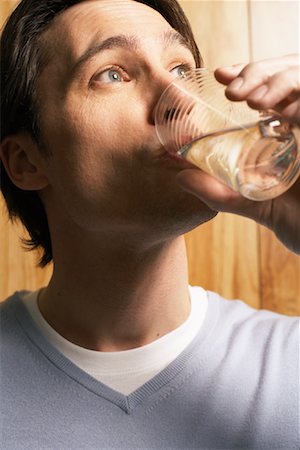 satisfied (thirst) - Man Drinking Glass of Water Foto de stock - Sin royalties Premium, Código: 600-00934341