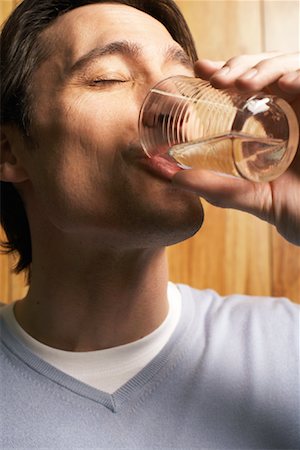 satisfied (thirst) - Man Drinking Glass of Water Foto de stock - Sin royalties Premium, Código: 600-00934342