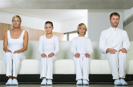 Portrait of Family Sitting on Sofa Foto de stock - Sin royalties Premium, Código: 600-00934630