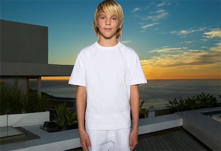 person 10 year old blond boy white - Portrait de garçon debout sur Patio Photographie de stock - Premium Libres de Droits, Code: 600-00934660