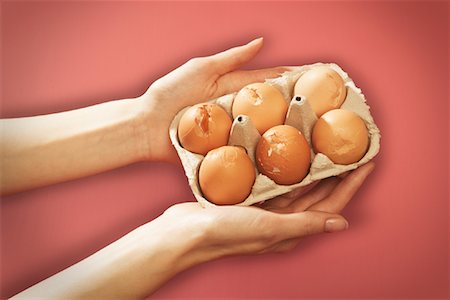 Hands Holding Broken Eggs Foto de stock - Sin royalties Premium, Código: 600-00934736