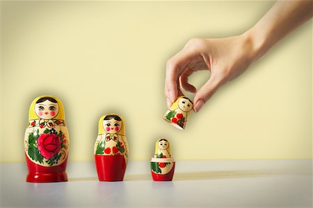 poupée russe - Mains tenant Matryoshka Doll de nidification Photographie de stock - Premium Libres de Droits, Code: 600-00934737
