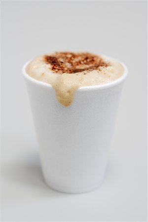 polystyrène - Cappuccino dans une tasse en styromousse Photographie de stock - Premium Libres de Droits, Code: 600-00933856
