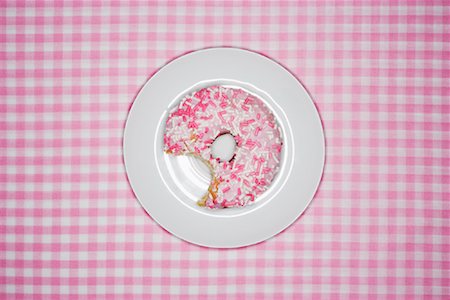 picture of plate of doughnuts - Plaque avec anneau Photographie de stock - Premium Libres de Droits, Code: 600-00933882