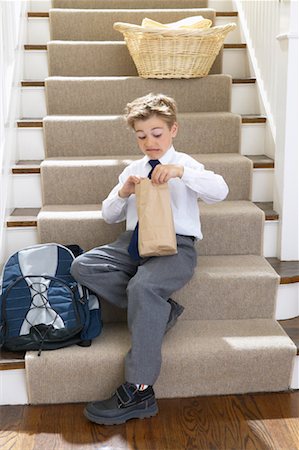 Boy on Steps Looking in Lunch Bag Foto de stock - Sin royalties Premium, Código: 600-00947968