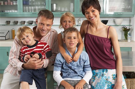 simsearch:600-00948150,k - Portrait of Family in Kitchen Stock Photo - Premium Royalty-Free, Code: 600-00948151