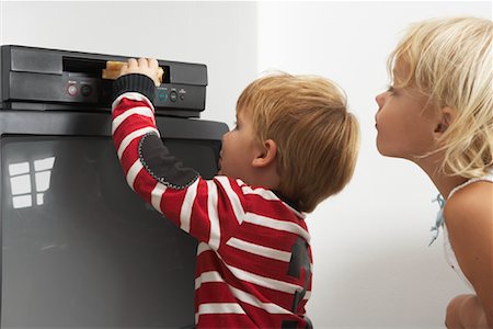 simsearch:600-00948173,k - Brother and Sister Putting Sandwich into VCR Stock Photo - Premium Royalty-Free, Code: 600-00948166
