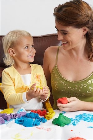 simsearch:600-01374112,k - Mother and Daughter Playing with Plasticine Fotografie stock - Premium Royalty-Free, Codice: 600-00948169