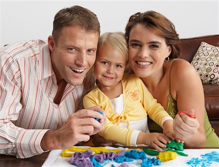 simsearch:700-00363668,k - Eltern spielen mit Knete mit Tochter Stockbilder - Premium RF Lizenzfrei, Bildnummer: 600-00948171