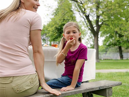 Family Having Picnic Fotografie stock - Premium Royalty-Free, Codice: 600-00948600